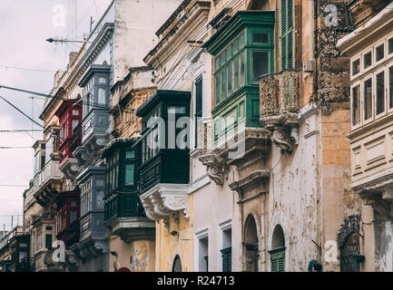 Street View in Nouméa mit traditionellen Balkone, Malta Stockfoto