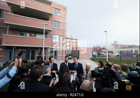 Taoiseach Leo Varadkar (Mitte) spricht mit den Medien bei der offiziellen Eröffnung der Phase 1 von einem Gehäuse regeneration Projekt Dolphin House in Dublin. Stockfoto