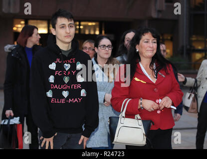 John minshull, der Vater von Ellie-May Minshull Coyle, und seine Mutter Sharon Porter außerhalb Liverpool Crown Court nach Lauren Coyle und Reece Hitchcott wurden für jeweils 10 Jahre, für die der Tod des 19 Monate alten Ellie-May, die Gesicht gebunden war - bis hin zu einem "Käfig Bed'gefangengesetzt. Stockfoto