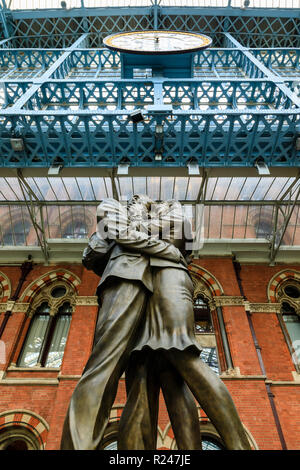 Paul's Tag Treffpunkt Statue, als Liebhaber, St. Pancras, historischen viktorianischen Gotik railway station, London, England, Vereinigtes Königreich, Europa bekannt Stockfoto