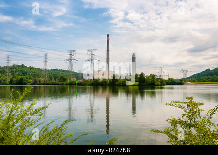 Bull Run fossilen Pflanze ein Kohlekraftwerk elektrische Kraftwerk in Oak Ridge, Tennessee, von dem gegenüberliegenden Ufer entlang einem Pfad folgt, dass gesehen Stockfoto