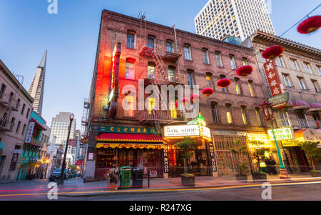 Blick auf traditionell eingerichtete Straße in Chinatown in der Dämmerung, San Francisco, Kalifornien, Vereinigte Staaten von Amerika, Nordamerika Stockfoto