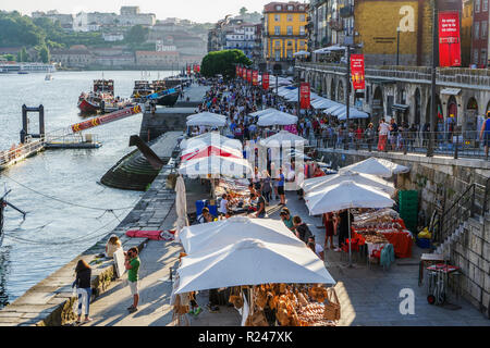 Luft Straße an Verkaufsständen und auf Märkten mit Kork und Geschenk Produkte auf dem Fluss Douro im Stadtteil Ribeira, Porto, Portugal, Europa öffnen Stockfoto