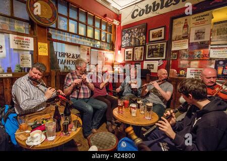 Die Kopfsteingepflasterten Pub, während eine Irische Traditionelle Musik jam Session, Dublin, Republik Irland, Europa Stockfoto