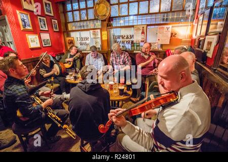 Die Kopfsteingepflasterten Pub, während eine Irische Traditionelle Musik jam Session, Dublin, Republik Irland, Europa Stockfoto