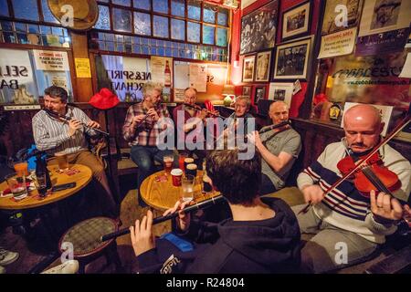 Die Kopfsteingepflasterten Pub, während eine Irische Traditionelle Musik jam Session, Dublin, Republik Irland, Europa Stockfoto