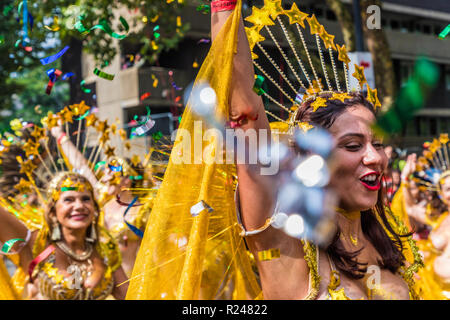 Ein farbenfroh gekleideten Teilnehmer der Notting Hill Carnival, London, England, Vereinigtes Königreich, Europa Stockfoto