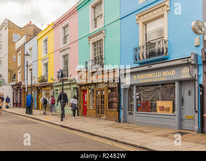 Die bunten Geschäfte auf der Portobello Road in Notting Hill, London, England, Vereinigtes Königreich, Europa Stockfoto