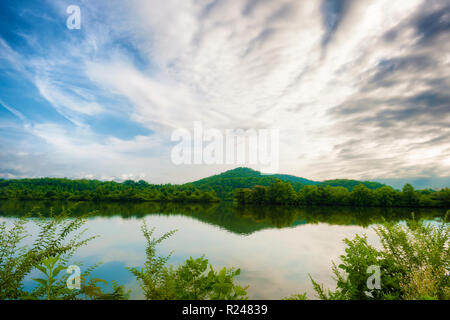 Das Querformat vom Ufer des Melton Lake Park. Atemberaubende Aussicht auf die ruhigen Gewässer bei bewölktem Himmel. Stockfoto