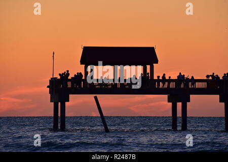 Clearwater, Florida. Oktober 21,2018 Menschen Bilder aufnehmen und genießen den Sonnenuntergang am Pier 60 in Clearwater Beach Stockfoto