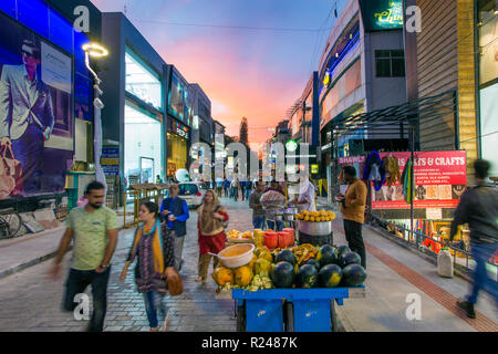 Beschäftigt der Brigade Road Shopping Street, Bangalore (Bangaluru), Hauptstadt von Karnataka, Indien, Asien Stockfoto