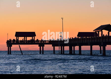 Clearwater, Florida. Oktober 21,2018 Pier 60 auf bunten Sonnenuntergang Hintergrund. Es ist eine der besten und attraktivsten Fischenpiers in Flori Stockfoto