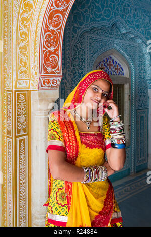 Dame trägt einen bunten Sari in prunkvollen Passage, Samode Palace, Jaipur, Rajasthan, Indien, Asien Stockfoto