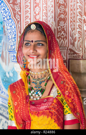 Dame trägt einen bunten Sari in prunkvollen Passage, Samode Palace, Jaipur, Rajasthan, Indien, Asien Stockfoto