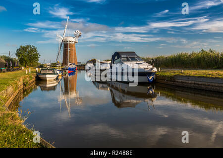 Boote und Horsey Mill im Wasser widerspiegelt, Norfolk Broads, Norfolk, England, Vereinigtes Königreich, Europa Stockfoto