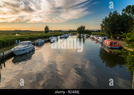 Boote und Cottage in der Nähe von Horsey Mühle bei Sonnenuntergang, Norfolk Broads, Norfolk, England, Vereinigtes Königreich, Europa Stockfoto