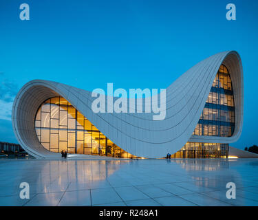 Die Außenseite des Heydar Aliyev Gebäude bei Nacht, von Zaha Hadid, Baku, Aserbaidschan, Zentralasien, Asien Stockfoto