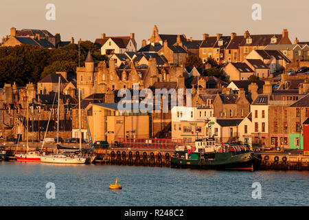 Lerwick, vom Meer, Waterfront Sandsteingebäude und golden am frühen Morgen, Shetlandinseln, Schottland, Großbritannien, Europa Stockfoto