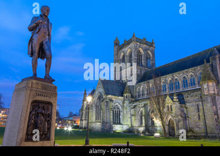 Statue des Dichters Tannahill und Paisley Abbey, Paisley, Renfrewshire, Schottland, Großbritannien, Europa Stockfoto