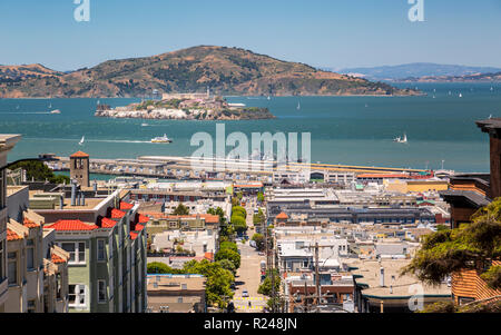 Blick auf die Insel Alcatraz von Russian Hill, San Francisco, Kalifornien, Vereinigte Staaten von Amerika, Nordamerika Stockfoto