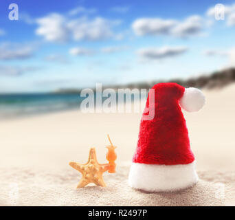 Santa Claus Hut auf dem weißen Sand von tropischen Strand. Weihnachten oder Silvester Urlaub Konzept Stockfoto