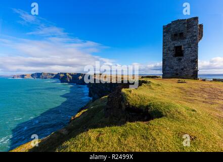 Moher Tower, Felsen an der Küste zu Fuß, County Clare, Munster, Republik Irland, Europa Stockfoto