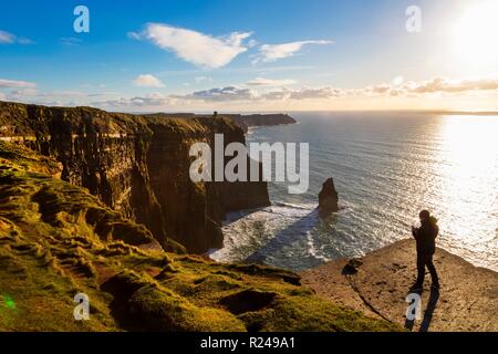 Klippen von Moher, die Klippen an der Küste zu Fuß, County Clare, Munster, Republik Irland, Europa Stockfoto