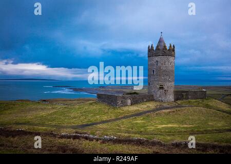 Doonagore Castle, Doolin, Klippen an der Küste zu Fuß, County Clare, Munster, Republik Irland, Europa Stockfoto