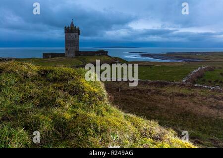 Doonagore Castle, Doolin, Klippen an der Küste zu Fuß, County Clare, Munster, Republik Irland, Europa Stockfoto