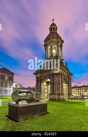 Henry Moore stützenden Verbunden Formen, 1969, Bronze, Trinity College, Dublin, Republik Irland, Europa Stockfoto