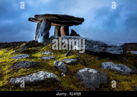 Die Poulnabrone Dolmen, die Burren, County Clare, Munster, Republik Irland, Europa Stockfoto