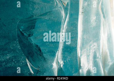 Blaue Oberfläche von Eis im Rhonegletscher, Schweiz Stockfoto