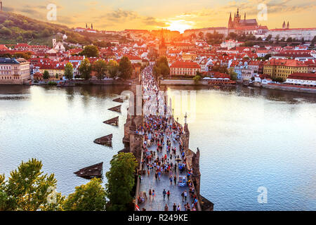 Charles Bridge bei Sonnenuntergang, Blick von der Altstädter Brückenturm in Pra Stockfoto