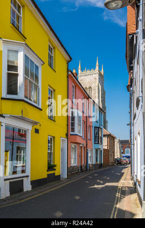 Cromer Pfarrkirche St. Peter und Paul und bunten Häusern an einem Sommertag, Cromer, Norfolk, England, Vereinigtes Königreich, Europa Stockfoto