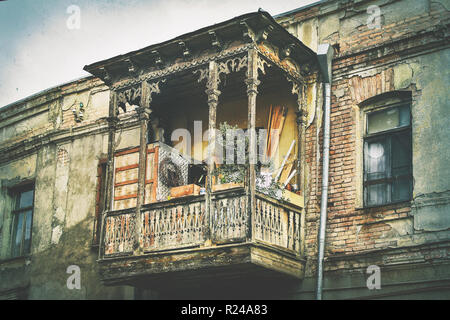 Alte traditionelle georgianische Architektur Balkon aus Holz mit geschnitzten Verzierungen in der Altstadt von Tiflis Stockfoto