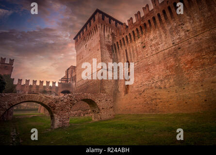 Antenne Sonnenuntergang Blick auf die mittelalterliche Soncino . Schloss aus Backstein in der Region Lombardei in Italien mit dramatischen Himmel Stockfoto