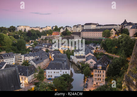 Blick über den Grund (untere Altstadt) in Richtung Saint Esprit Plateau und die Stadt, die Stadt Luxemburg, Luxemburg, Europa Stockfoto