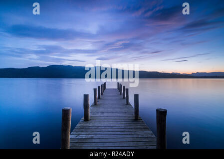 Pier auf Windermere bei Sonnenuntergang, Lake District National Park, UNESCO-Weltkulturerbe, Cumbria, England, Vereinigtes Königreich, Europa Stockfoto