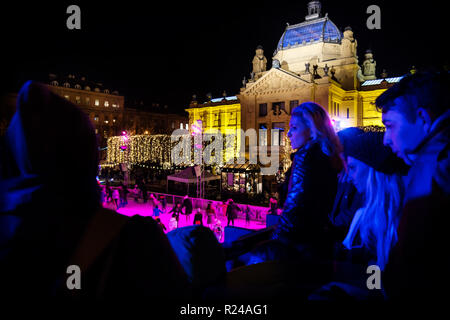 Eisbahn am Ledeni Park in der Nacht im Winter mit Blick auf den Pavillon mit Besucher Schlittschuhlaufen auf rosa Eis, Zagreb, Kroatien beleuchtet Stockfoto