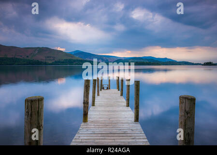 Am Pier der Derwent Water (Derwentwater) bei Sonnenuntergang, Lake District National Park, UNESCO-Weltkulturerbe, Cumbria, England, Vereinigtes Königreich, Europa Stockfoto