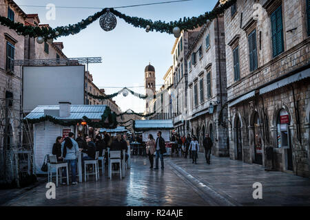 Advent Verkaufsstände in den Weihnachten Stradun Straße von Dubrovnik, Kroatien eingerichtet Stockfoto