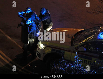 Die Redaktion HINWEIS: DIES IST EINE ÜBUNG Offiziere vom Gardasee Armed Response Unit nehmen an der Operation Barracuda, ein Training übung simulieren ein terroristischer Angriff, an der Dublin City University. Stockfoto