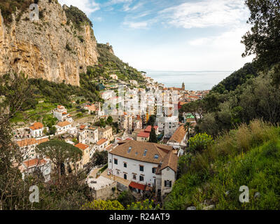 Panoramablick auf das Luftbild Stadt Amalfi, die Amalfiküste in Italien in einem wunderschönen Sommertag Stockfoto