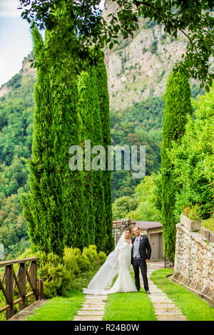 Paar, Braut und Bräutigam, posiert im Castello di Rossino, Comer See, Lombardei, Italien, Europa Stockfoto