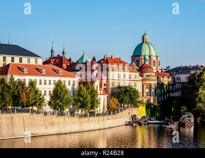 Blick über die Moldau in Richtung Stare Mesto (Altstadt), Prag, UNESCO-Weltkulturerbe, Böhmen, Tschechische Republik, Europa Stockfoto