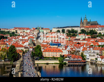 Blick auf die Moldau und die Karlsbrücke Richtung Kleinseite und die Burg, Prag, UNESCO-Weltkulturerbe, Böhmen, Tschechische Republik, Europa Stockfoto