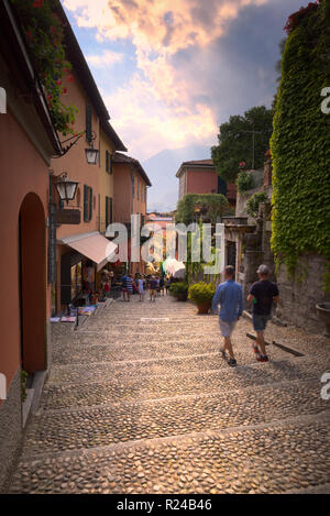 Touristen gehen Treppen in Bellagio, Provinz Como, Comersee, Italienische Seen, Lombardei, Italien, Europa Stockfoto