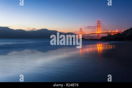 Weich fließende Wasser reflektiert die schöne Golden Gate Bridge von Baker Beach, San Francisco, Kalifornien, Vereinigte Staaten von Amerika, Nordamerika Stockfoto