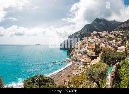 Panoramablick auf das Luftbild von Positano, Amalfiküste in Italien in einem wunderschönen Sommertag Stockfoto