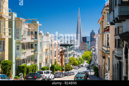 Blick auf die Straße von Transamerica Pyramide und die Oakland Bay Bridge, San Francisco, Kalifornien, Vereinigte Staaten von Amerika, Nordamerika Stockfoto